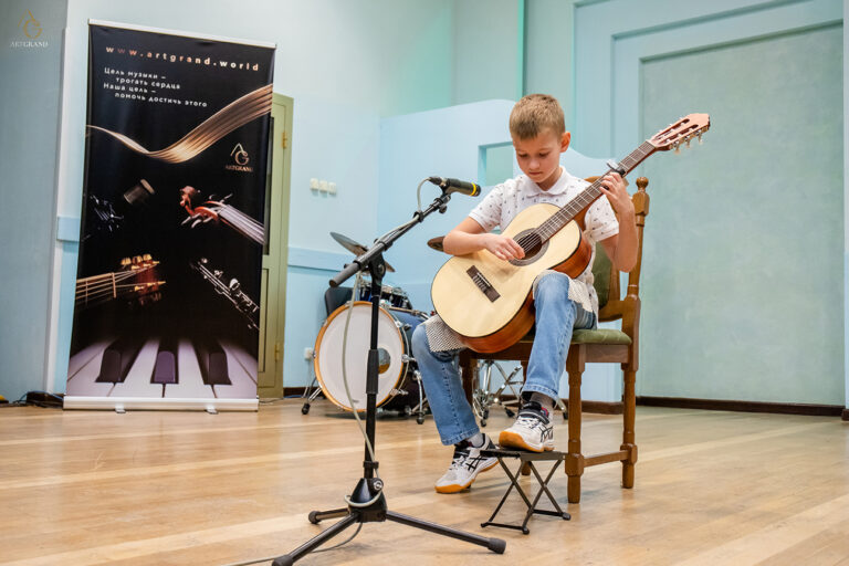 Обучение игре на гитаре Минск